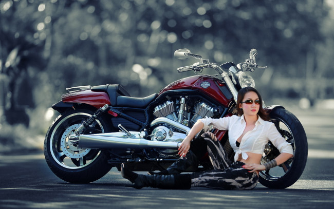 Обои картинки фото мотоциклы, мото, девушкой, девушка, крылья