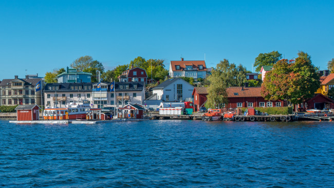 Обои картинки фото швеция, стокгольм, vaxholm, города, деревья, причалы, река, дома