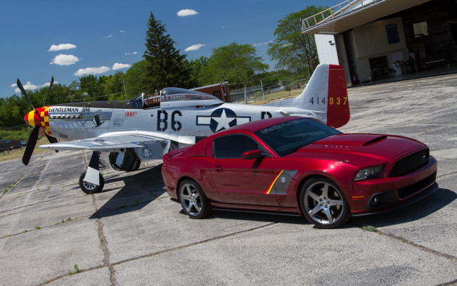 Обои картинки фото 2013, ford, mustang, sr, p51, автомобили, поле, самолет