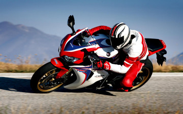 Картинка мотоциклы honda мотоциклист наклон скорость хонда горы шоссе трасса поворот шлем
