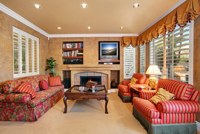 Обои картинки фото интерьер, гостиная, камин, стол, диван, дизайн