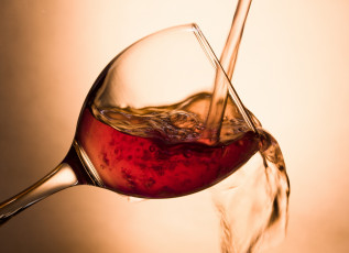 Картинка еда напитки +вино струя бокал