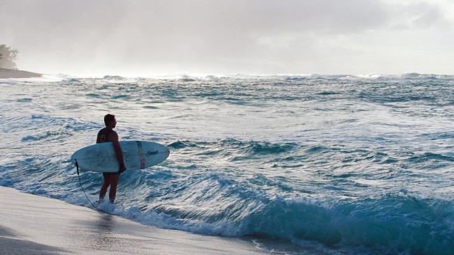 Обои картинки фото спорт, серфинг, море, волны, берег, серф, серфер, парень