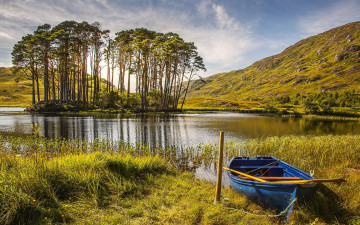 Картинка корабли лодки +шлюпки лодка шотландия осень озеро деревья трава