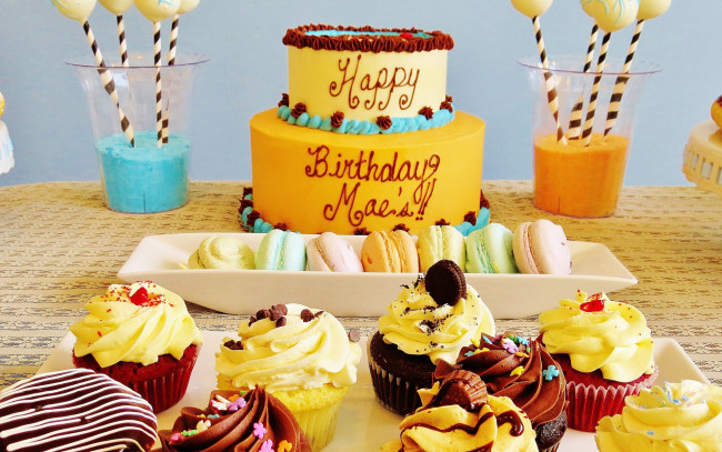 Обои картинки фото праздничные, день рождения, большой, красивый, торт, и, капкейки, ко, дню, рождения