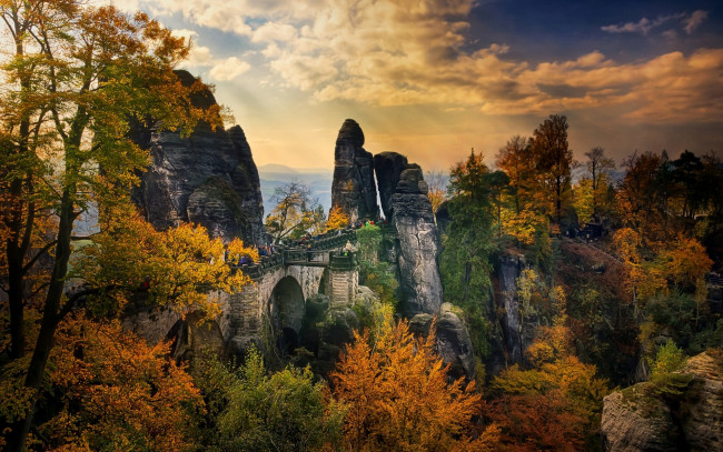 Обои картинки фото природа, горы, бастайский, мост, саксония, германия, деревья, скалы, люди, осень