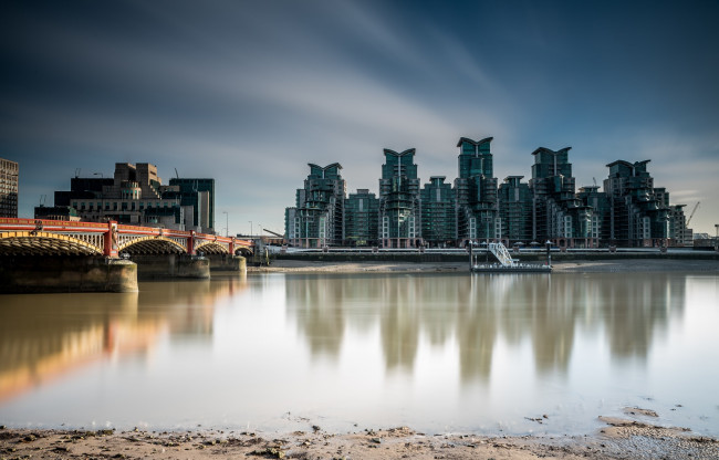Обои картинки фото mi6 & st georges wharf,  london, города, лондон , великобритания, река, панорама
