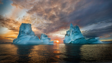 Картинка природа айсберги+и+ледники свет облака солнце вода гренландия айсберги водоем север льдины льды закат блики голубой вершины лёд вечер айсберг небо море лед холод