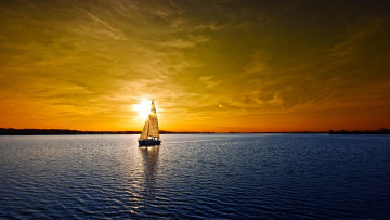 обоя корабли, парусники, яхта, лодка, парусник, парус, ялик, вода, море, океан, закат, вечер, небо, солнце, золотое, отражение, красота, простор, гладь, пейзаж, даль