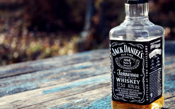 Картинка бренды jack daniel`s бутылка обшарпанный стол