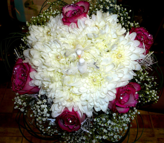 Обои картинки фото цветы, букеты, композиции, розы, хризантемы, гипсофила, блестки, бусинки