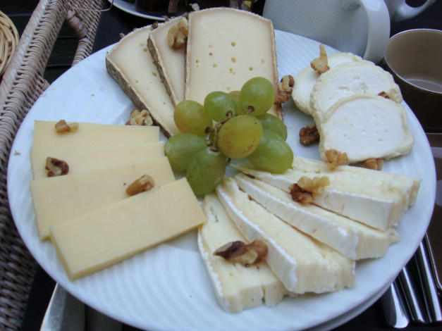 Обои картинки фото еда, сырные, изделия, сыр, виноград, орехи, тарелка