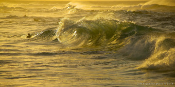 Картинка природа моря океаны море вода вечер волны брызги люди купаются