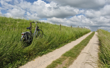 Картинка природа дороги облака трава велосипед