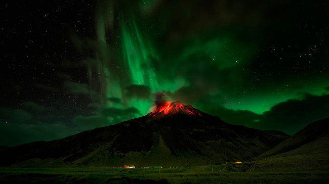 Обои картинки фото природа, стихия, ночь, северное, сияние, извержение, вулкан