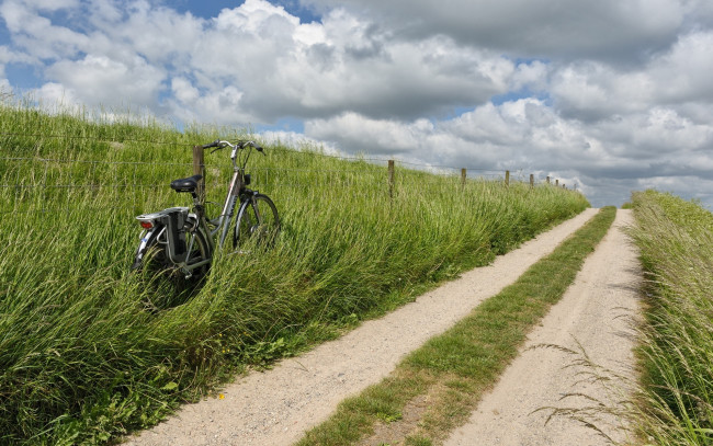 Обои картинки фото природа, дороги, облака, трава, велосипед
