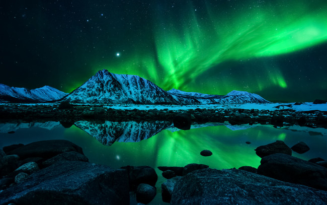 Обои картинки фото природа, северное сияние, ночь, отражение, огни, небо, горы, северное, сияние, звезды, aurora, borealis