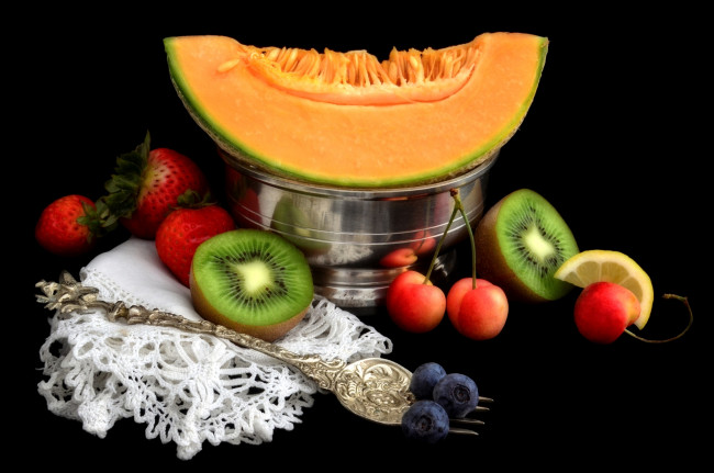 Обои картинки фото еда, фрукты и овощи вместе, киви, клубника, дыня, черешня, голубика