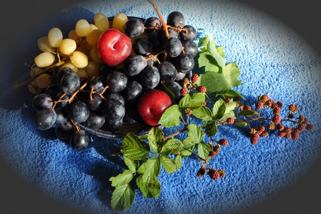 Обои картинки фото еда, фрукты,  ягоды, малина, сливы, виноград