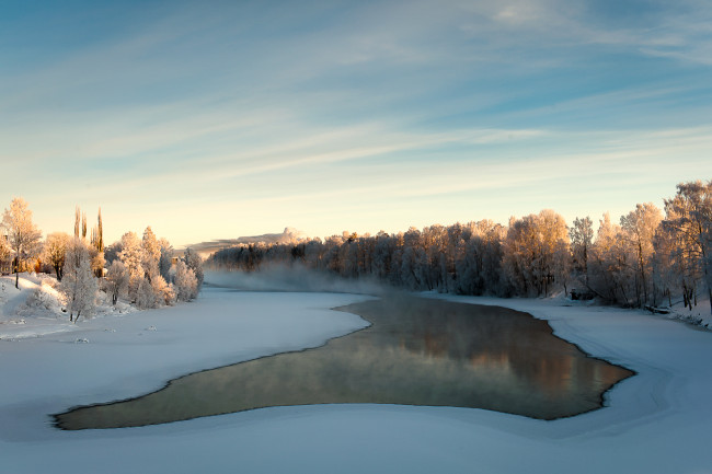 Обои картинки фото природа, зима, река, снег, деревья, дымка, туман, вода, лед