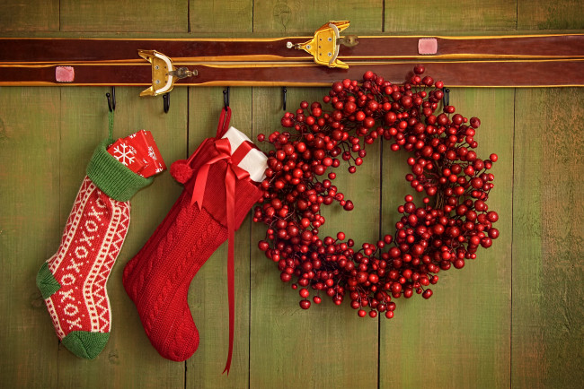 Обои картинки фото праздничные, - разное , новый год, подарки, носки, украшения, christmas, decoration, новый, год, рождество, new, year, ягоды