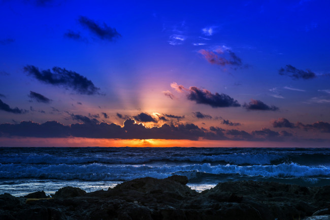 Обои картинки фото природа, восходы, закаты, прибой, волны, море, горизонт, закат, облака, небо, скалы, берег