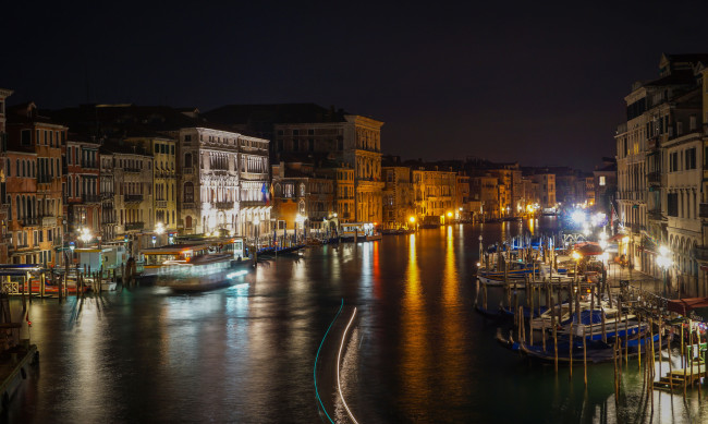 Обои картинки фото ponte degli scalzi, города, венеция , италия, огни, ночь