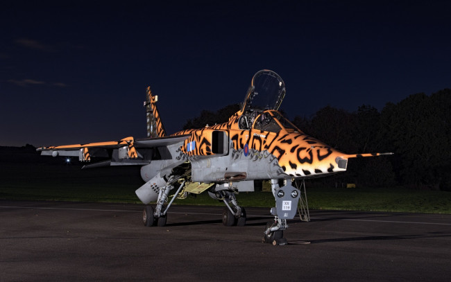 Обои картинки фото авиация, боевые самолёты, аэродром, истребитель-бомбардировщик, sepecat, jaguar