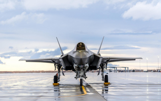 Обои картинки фото lockheed martin f-35 lightning, авиация, боевые самолёты, истребитель