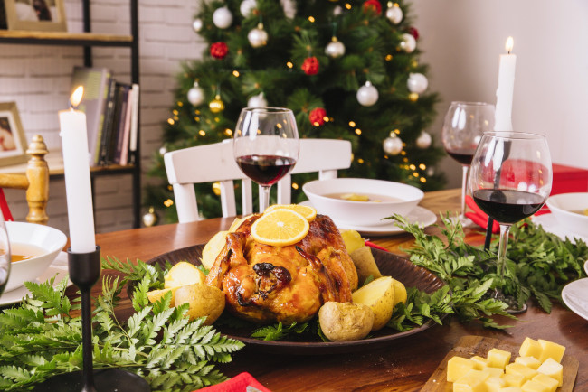 Обои картинки фото еда, мясные блюда, бокалы, праздник, запеченная, курица, картофель, вино