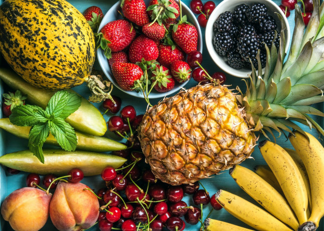 Обои картинки фото еда, фрукты,  ягоды, ежевика, ананас, вишня, клубника, банан