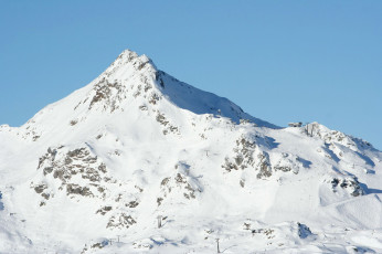Картинка природа горы подъемники трассы снег лыжники