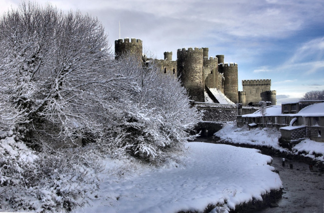 Обои картинки фото conwy, castle, уэльс, города, дворцы, замки, крепости, снег, зима, башни, река, деревья