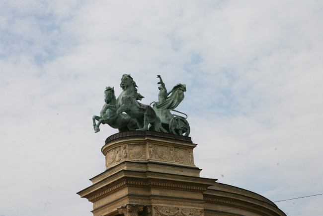 Обои картинки фото будапешт, авторvarvarra, города, венгрия, фигуры, памятник, лошади