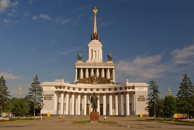 Обои картинки фото города, памятники, скульптуры, арт, объекты, небо, здание, памятник, деревья, вднх