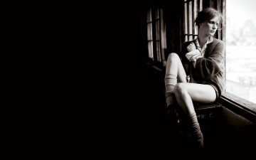 Картинка Jessica+Chastain девушки грусть черный фон окно джессика Честейн