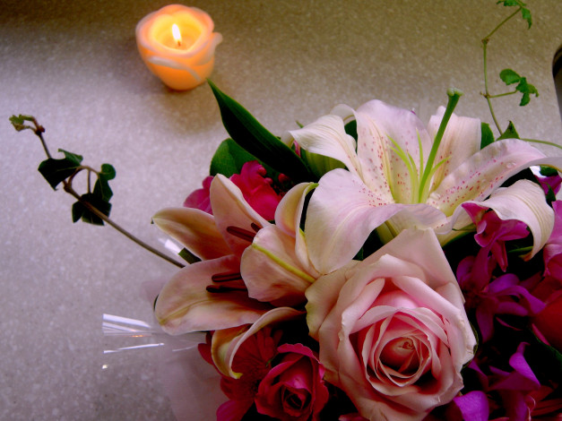 Обои картинки фото цветы, букеты,  композиции, свеча, розы, лилии