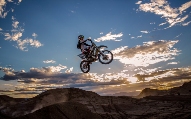 Обои картинки фото спорт, мотоспорт, прыжок, мотоцикл, небо