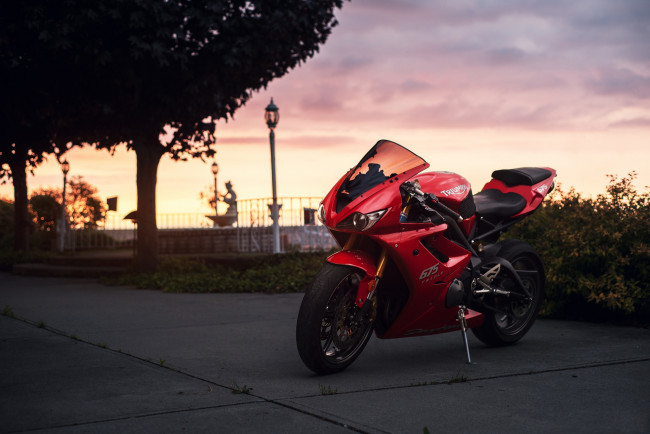 Обои картинки фото мотоциклы, triumph, daytona, 675, red, мотоцикл, спортбайк, сумерки, небо