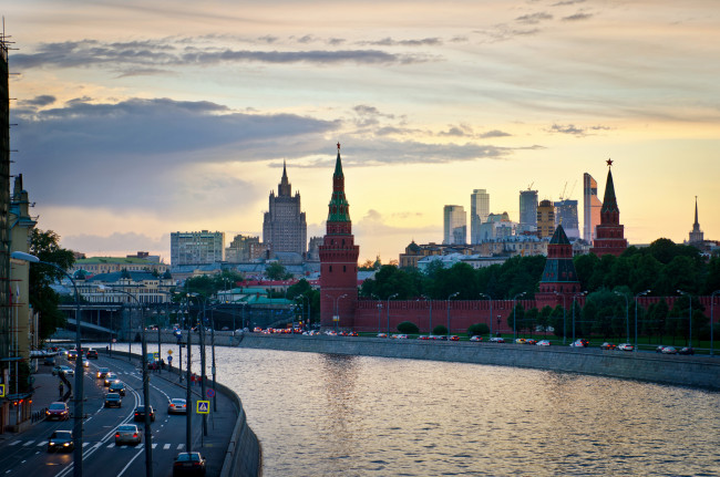 Обои картинки фото города, москва , россия, огни, ночь, дорога, кремль, дома, москва