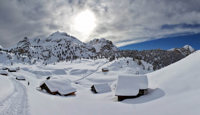 Обои картинки фото природа, зима, италия, в, доломитах, дома, горы, снег