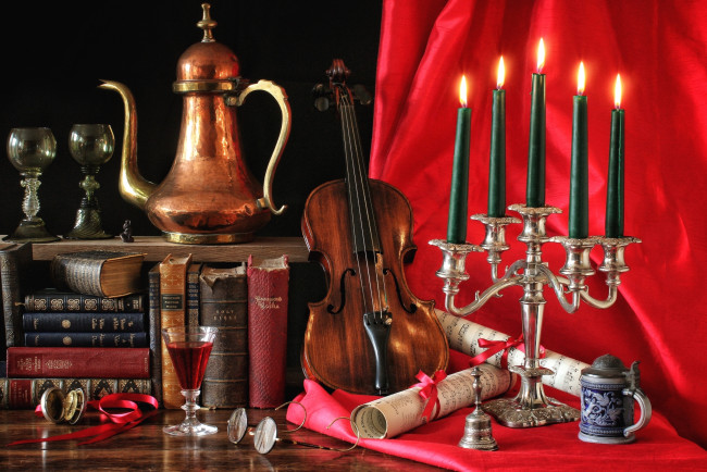 Обои картинки фото музыка, -музыкальные инструменты, скрипка, книги, кофейник, натюрморт, очки, вино, ноты, бокал, свечи, колокольчик