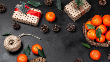 Картинка праздничные подарки+и+коробочки шишки подарки мандарины