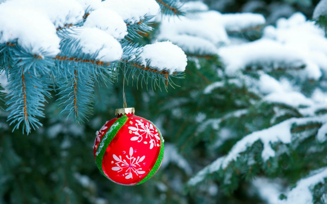 Обои картинки фото праздничные, шары, елка, шарик, снег