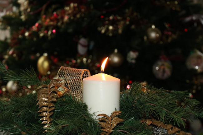 Обои картинки фото праздничные, новогодние свечи, огонек, белая, свеча