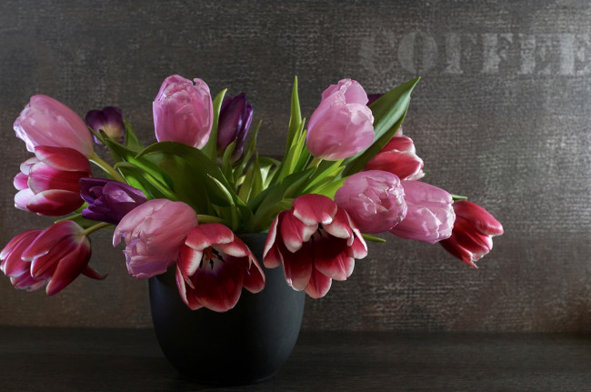 Обои картинки фото цветы, тюльпаны, ваза, разноцветные