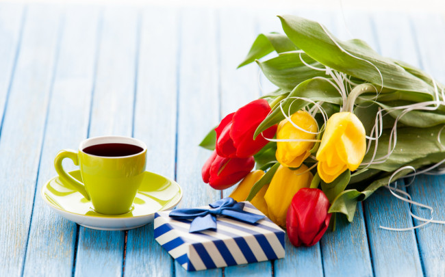 Обои картинки фото еда, кофе,  кофейные зёрна, тюльпаны, подарок