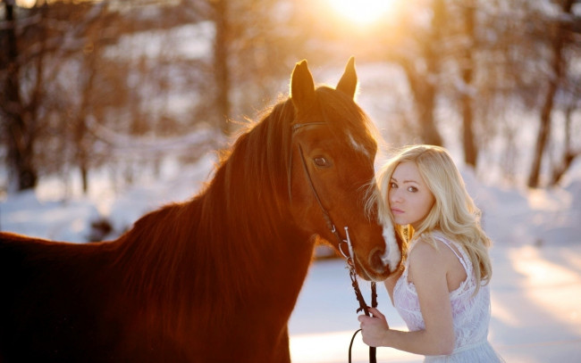 Обои картинки фото девушки, - блондинки,  светловолосые, блондинка, платье, лошадь, лес, снег