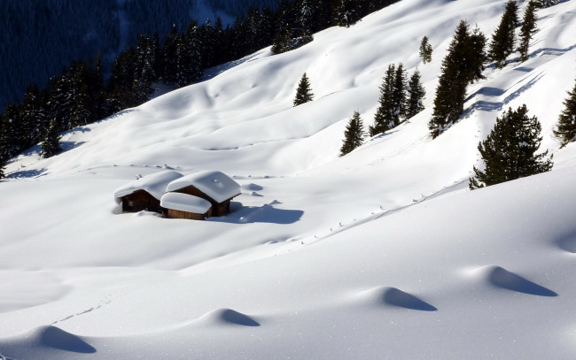 Обои картинки фото природа, зима, горы, снег, дом, склон