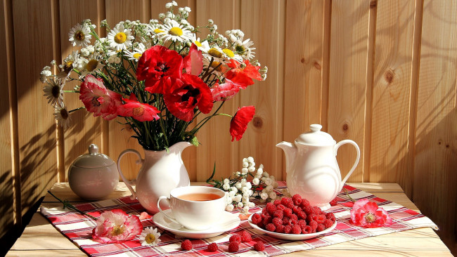 Обои картинки фото еда, малина, цветы, букет, чай, ягоды